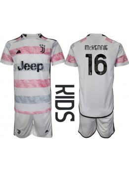 Otroški Nogometna dresi replika Juventus Weston McKennie #16 Gostujoči 2023-24 Kratek rokav (+ hlače)